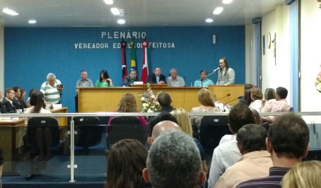 Gastão recebe título na Câmara