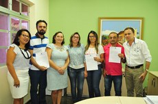 Equipe da CGP e Diretora do Campus Cajazeiras entregam portaria de progressão aos servidores.