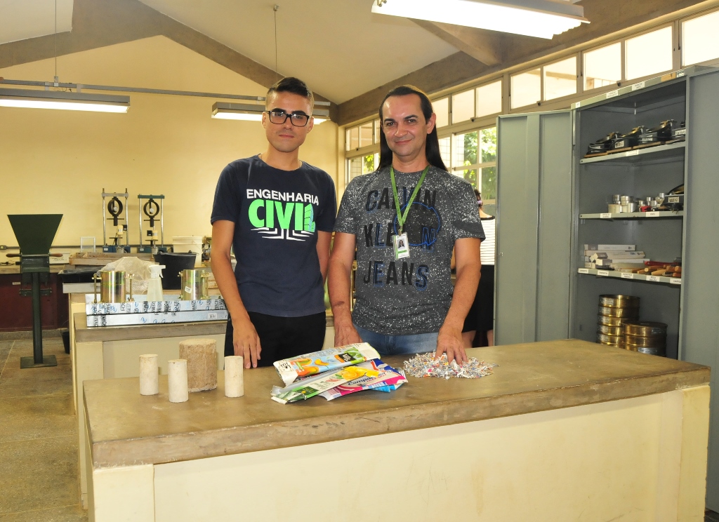 Victor e Gastão no Laboratório de Análise de Solos.