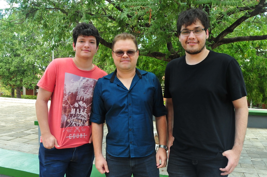 O professor Fábio ladeado pelos alunos Wensttay (à direita) e Pedro.