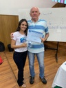 Os monitores entregando os brindes aos palestrantes. Nesta foto a Aluna Camila e o Professor Antônio Andrade(UFPB)