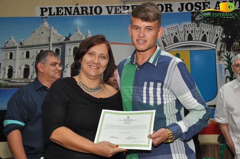 Aluno recebe certificado 