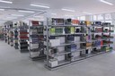 Prateleiras da nova biblioteca.