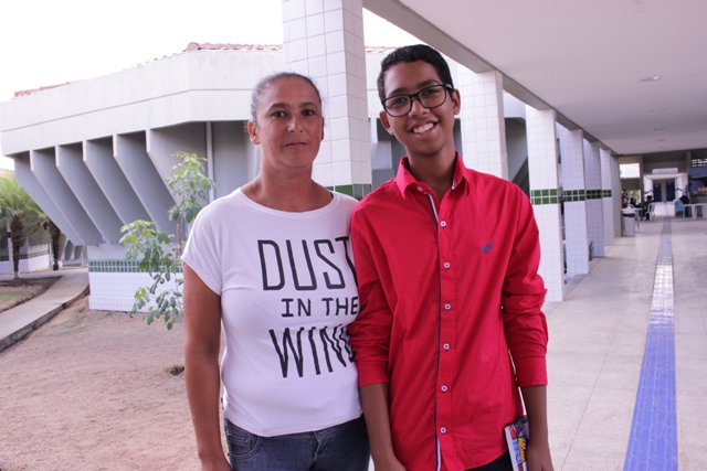 Mae e filho juntos na visita