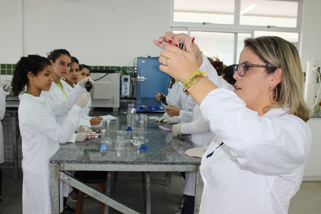 Coordenadora ministrando 