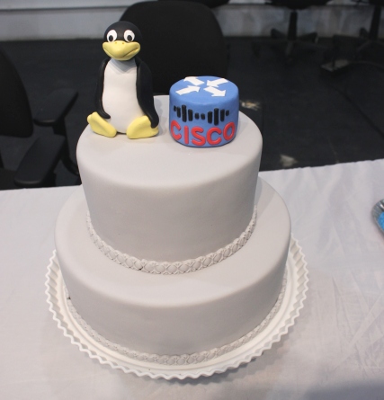 Bolo com símbolo da Cisco para comemorar a conclusão do curso