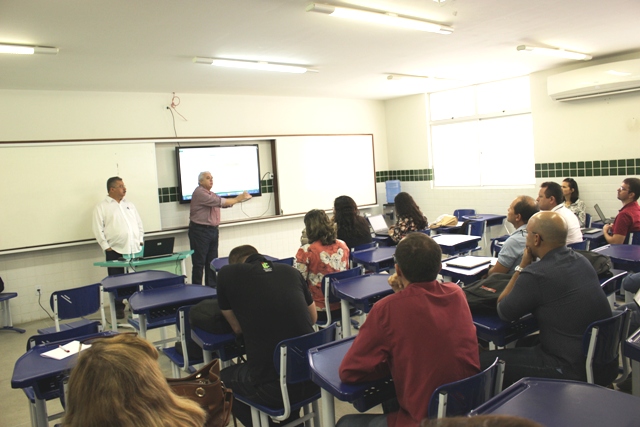 Reitor apresenta planilha orçamentária