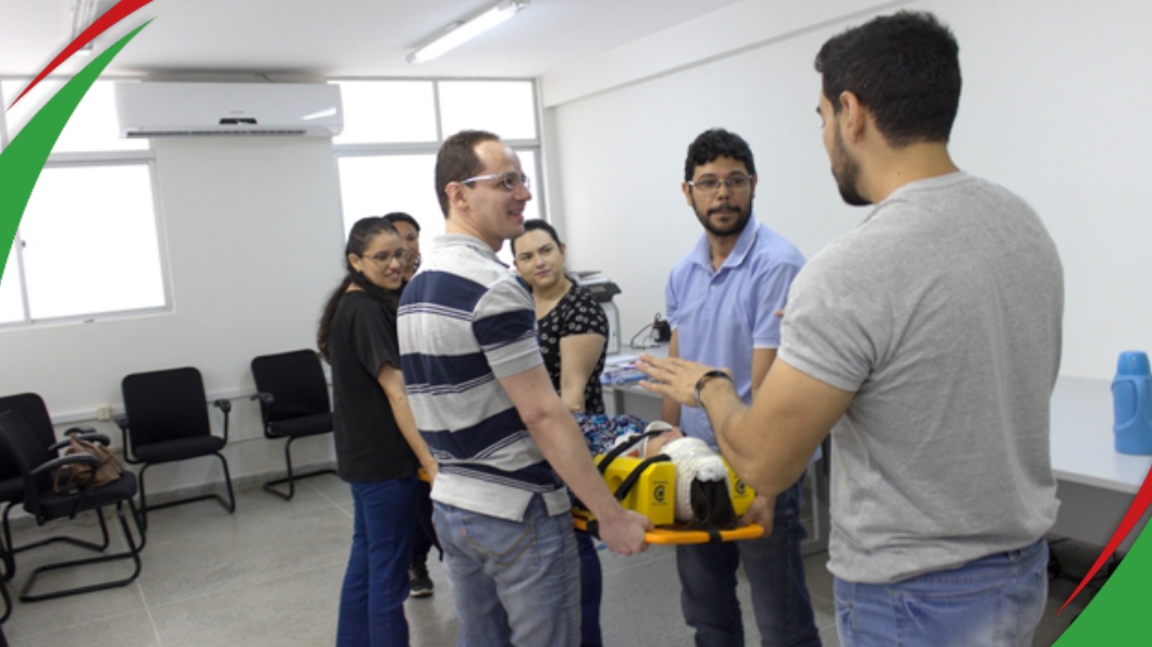 Equipe de saúde do IFPB Campina  recebendo treinamento 
