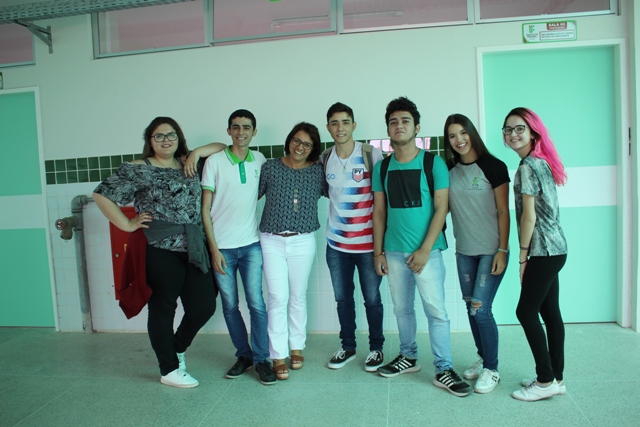 Voluntários com a professora Kátia (terceira da esquerda para direita) ) 