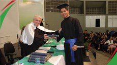 Hallyson recebe o canudo das mãos do Reitor do IFPB  