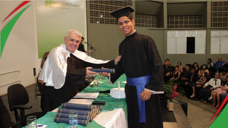 Hallyson recebe o canudo das mãos do Reitor do IFPB  