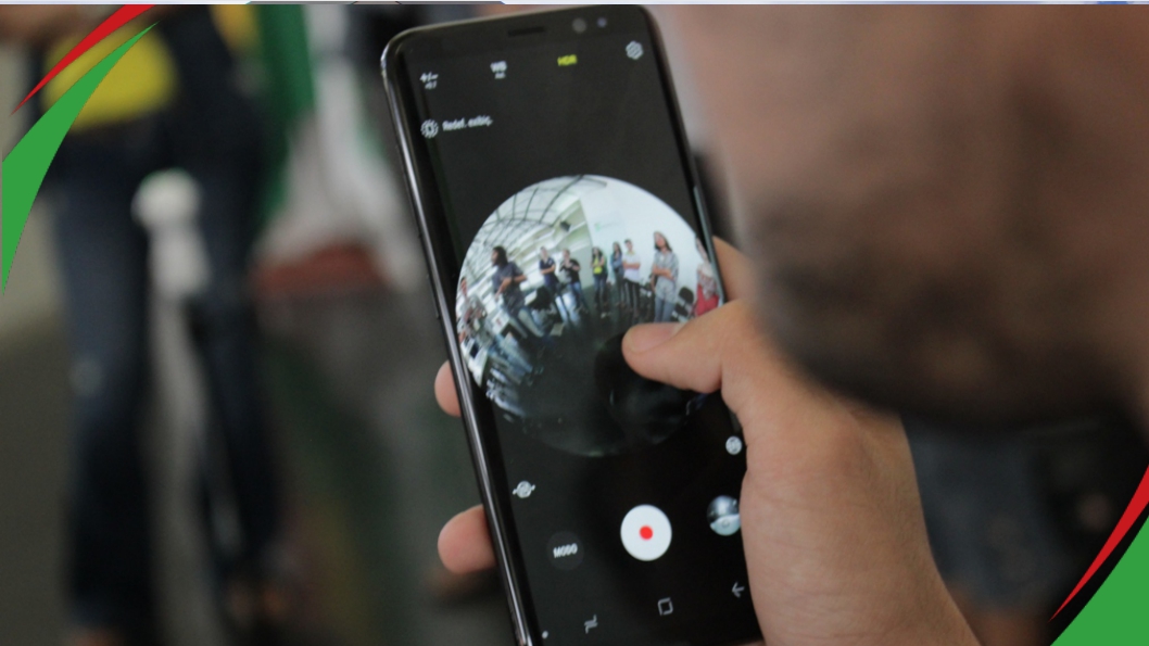 Aluno manuseia celular doado pelo Facebook 