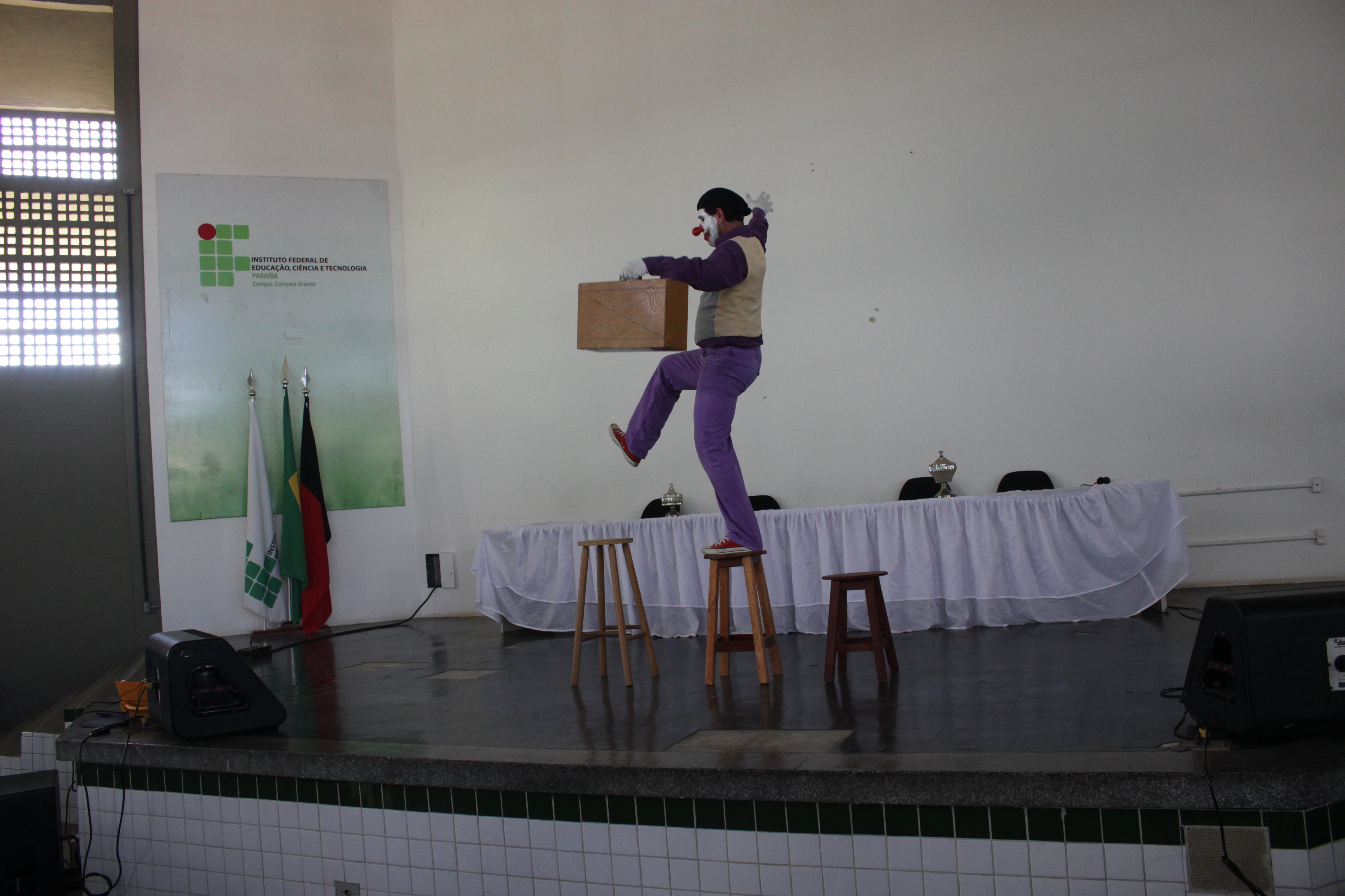 Ator Julio Cesar Rolim na peça "Só é louco quem pode" 