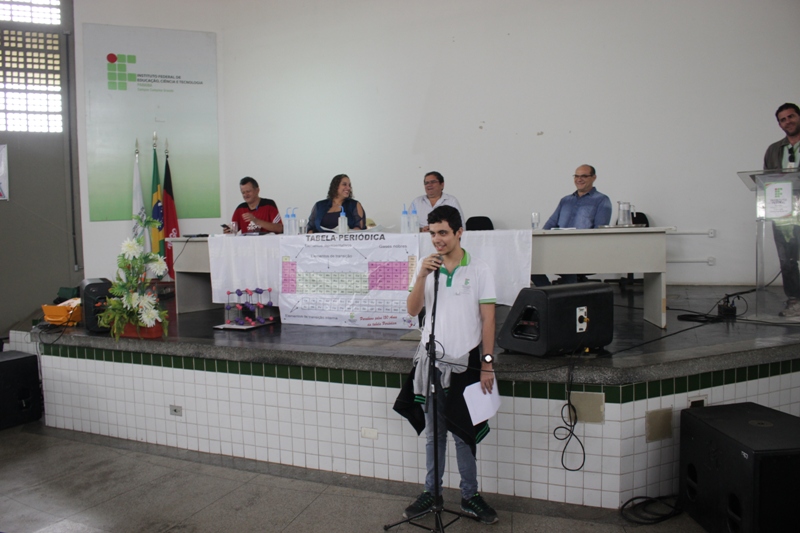 ESTUDANTE ISRAEL DECLAMA POESIA 