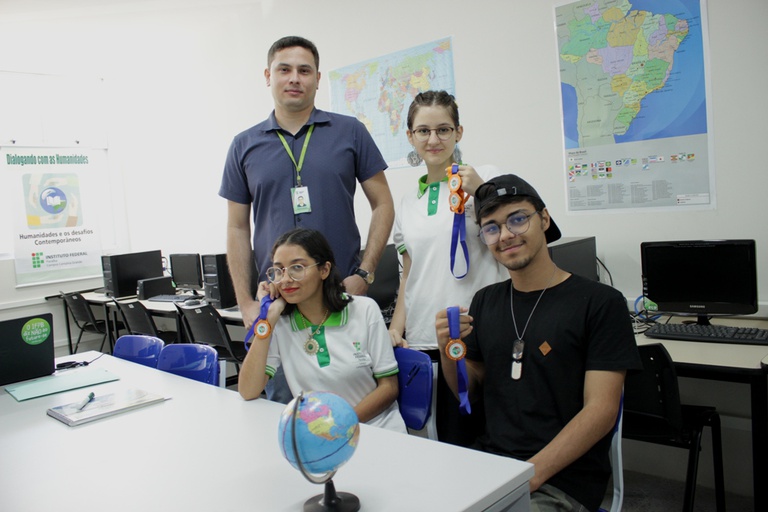Orientador com os alunos medalhistas 