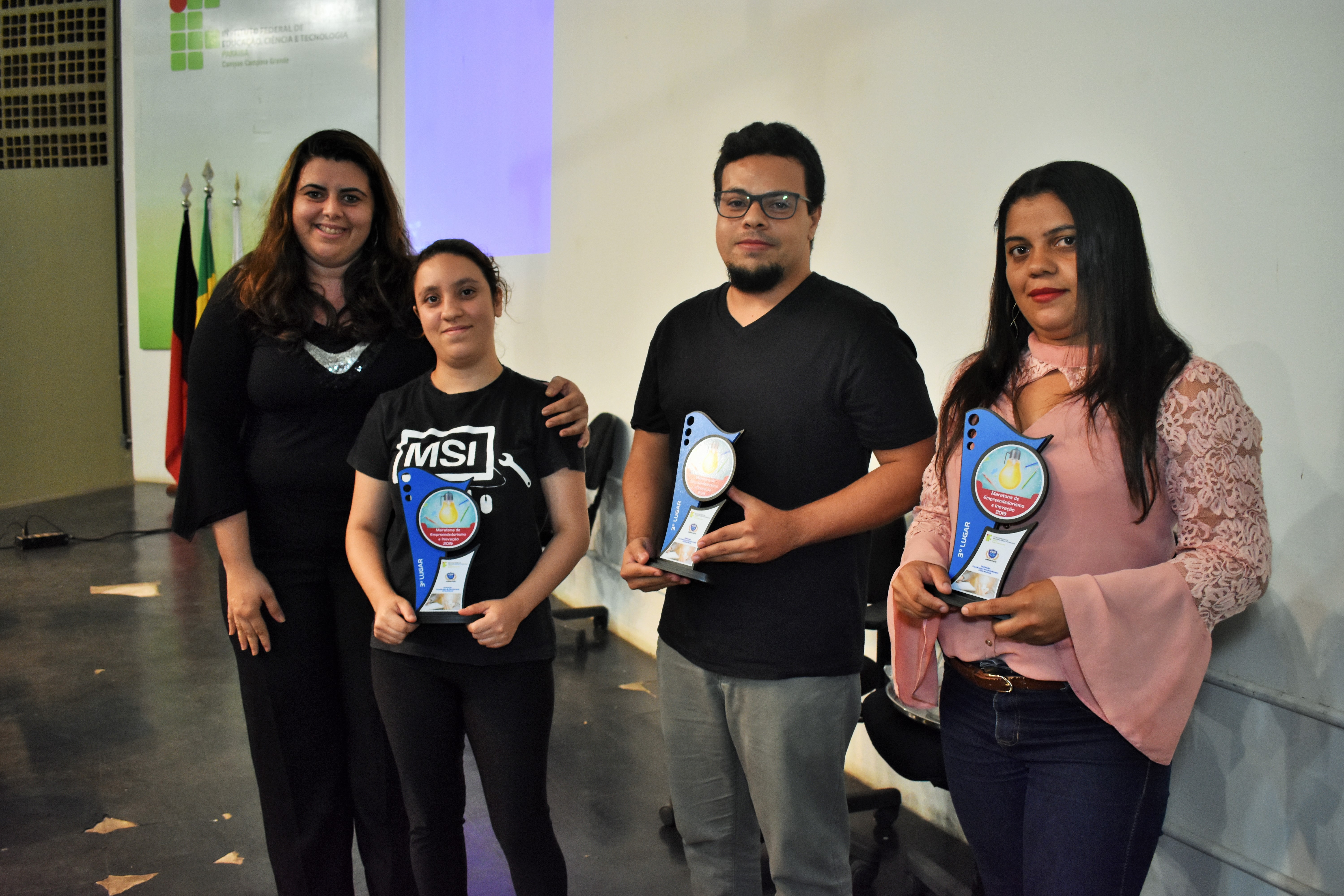Equipe ao lado da professora orientadora do projeto 