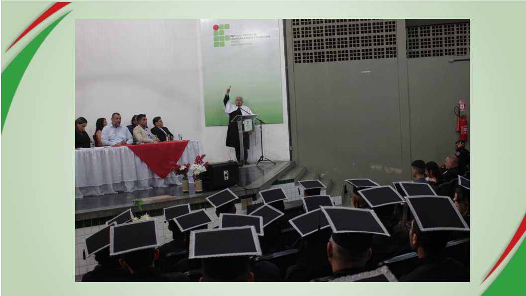 REITOR DIPLOMA DEZENAS DE ESTUDANTES 