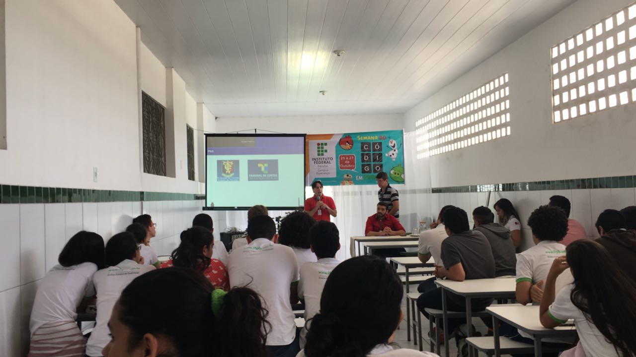 Prof. Hugo fala na abertura do evento
