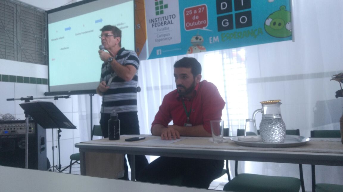 Prof. Roberto fala na abertura do evento