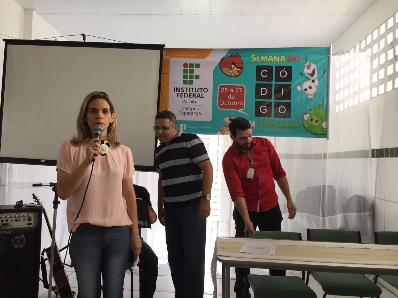 Profª Anne fala na abertura do evento