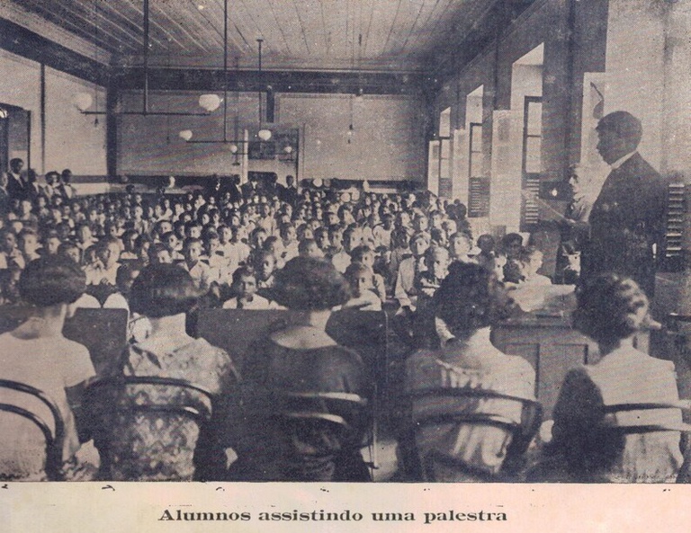 Alunos assistindo uma palestra em 1924