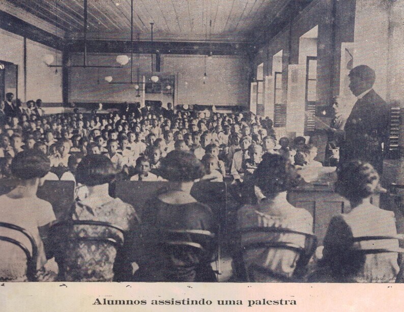 Alunos assistindo uma palestra em 1924
