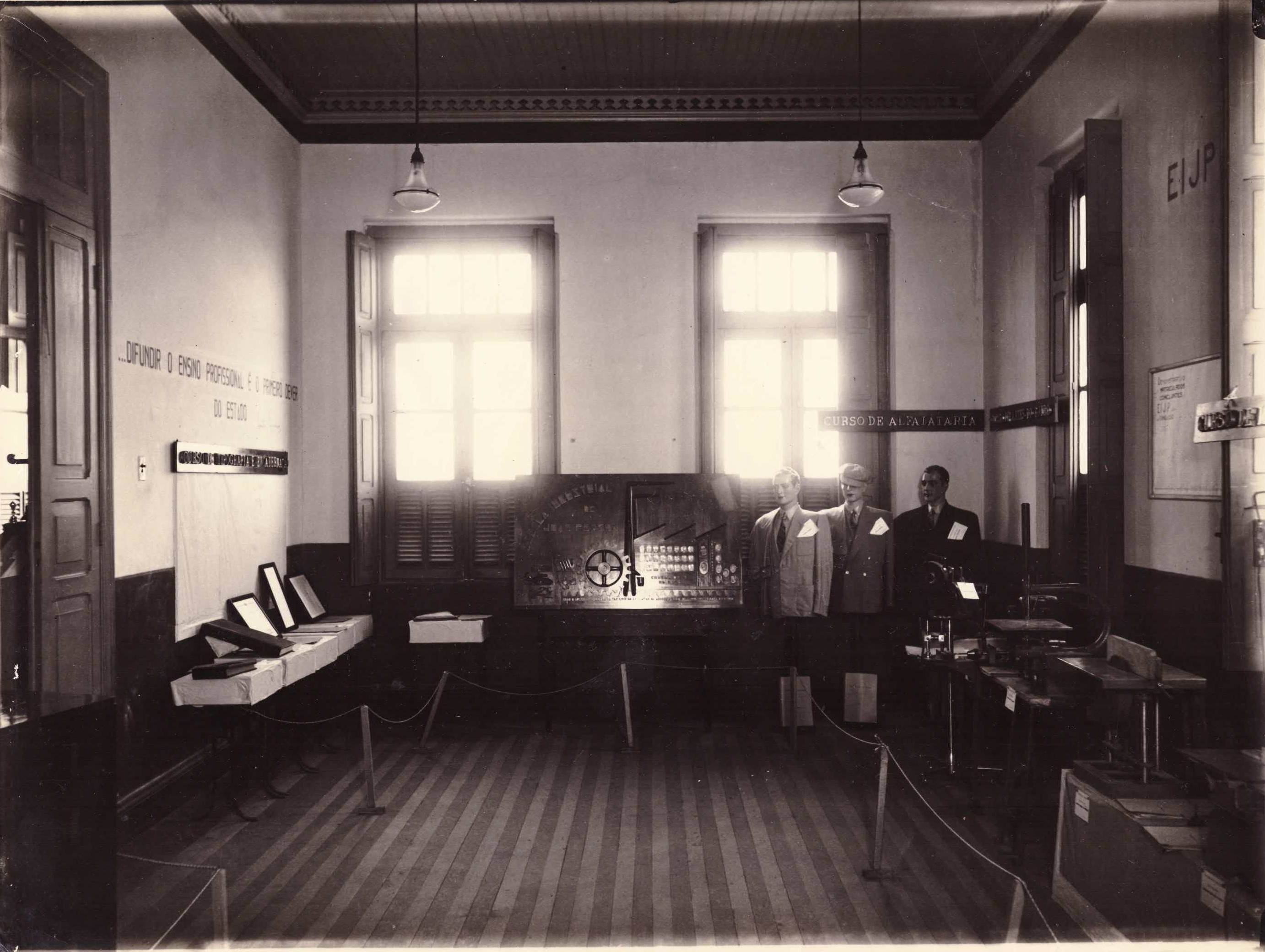 Exposições de materiais na Escola Industrial