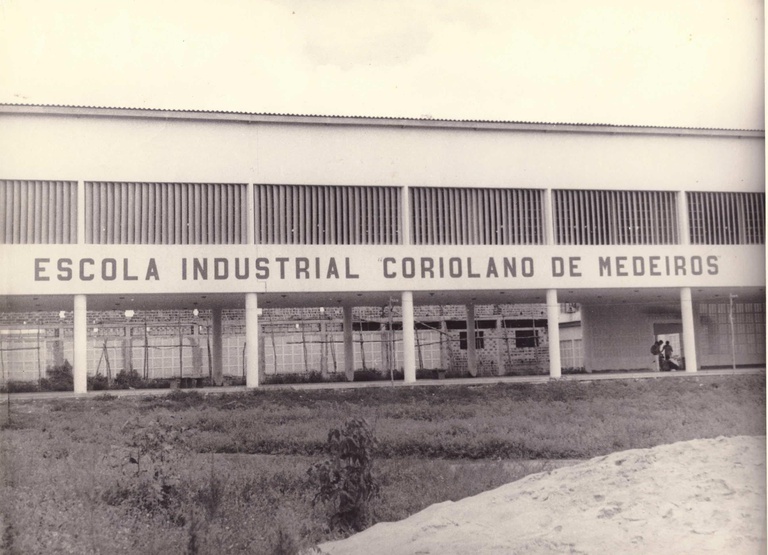 Fachada principal da Escola Industrial Coriolano de Medeiros