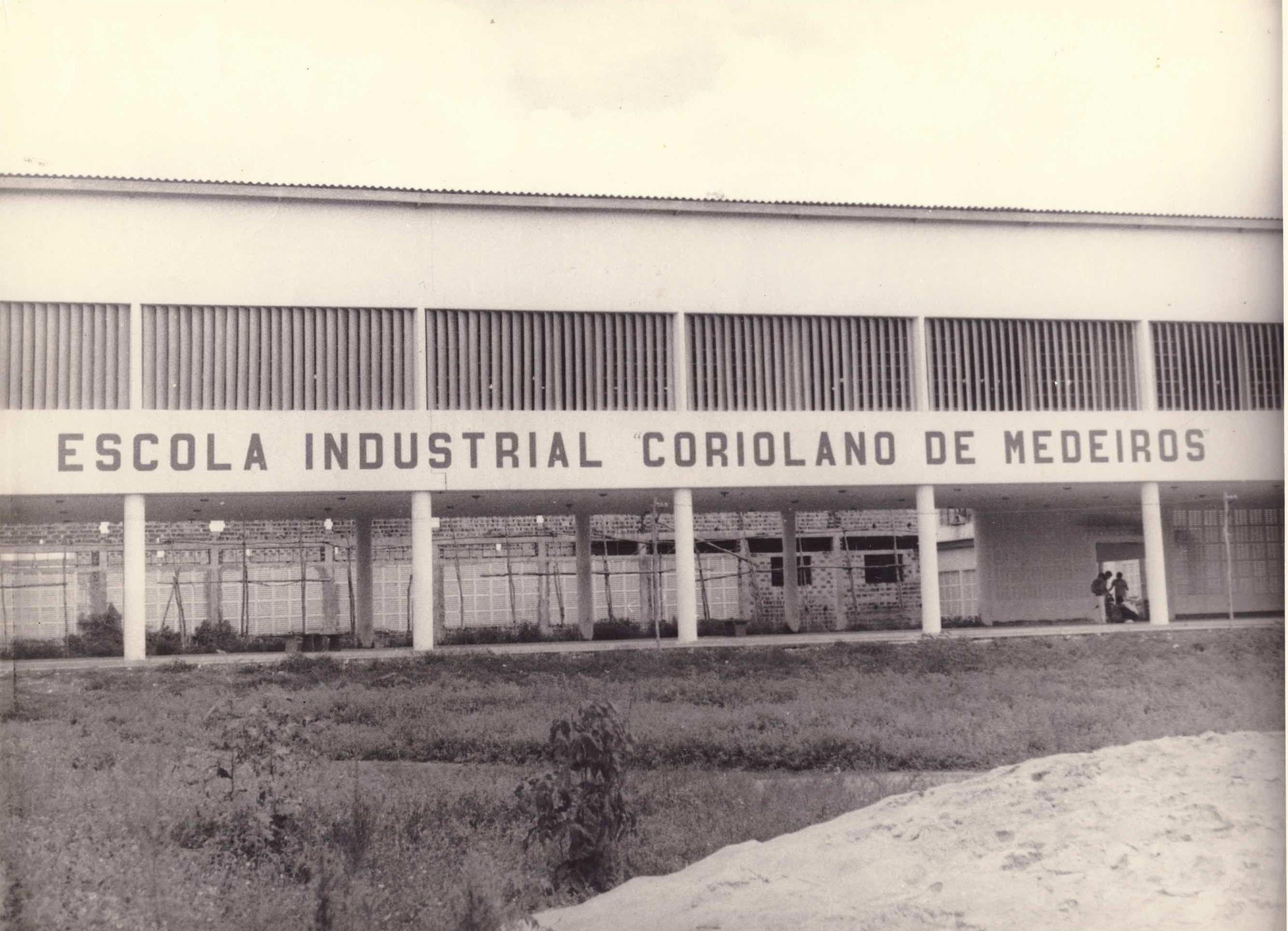 Fachada principal da Escola Industrial Coriolano de Medeiros