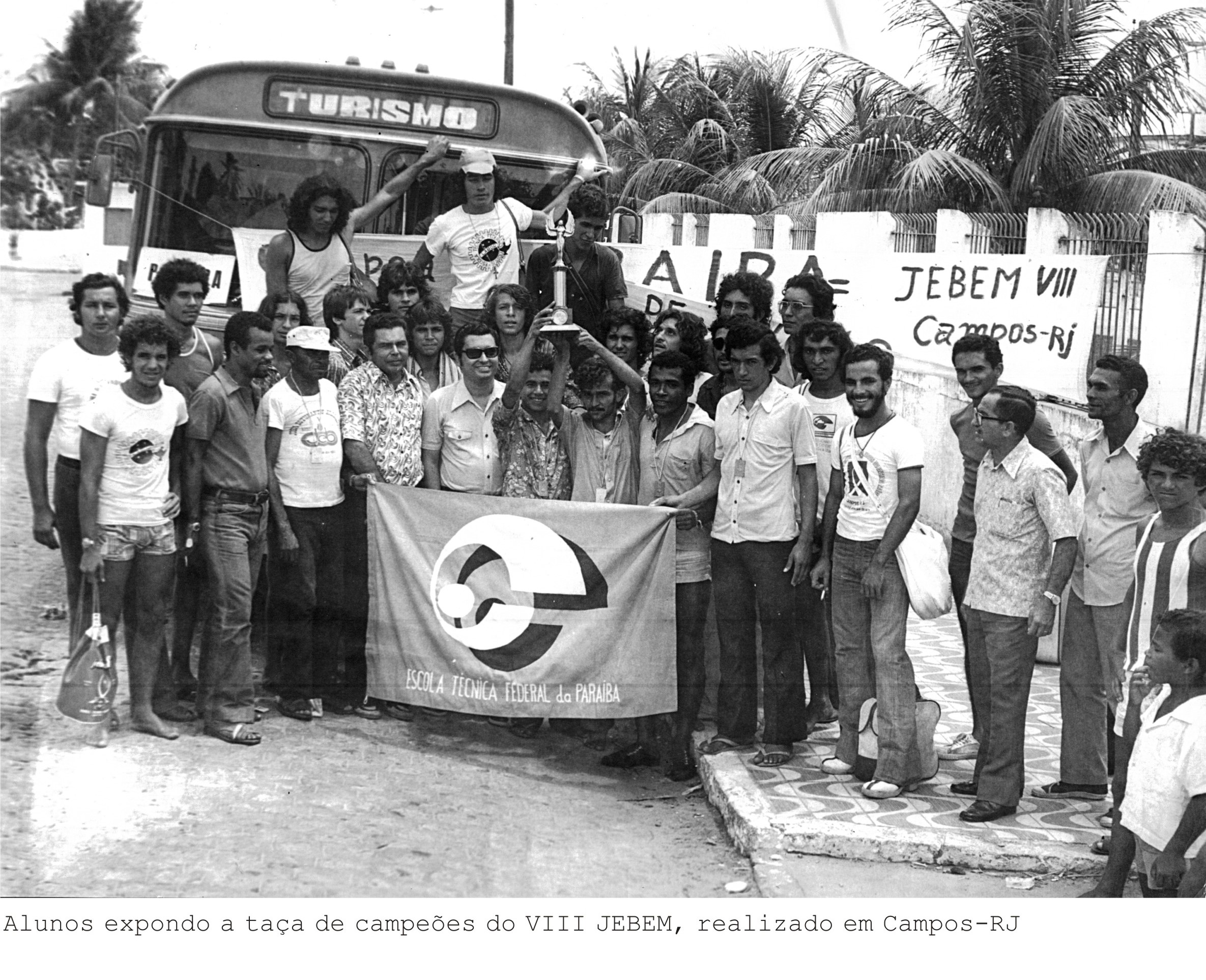 Alunos expondo taça de campeões