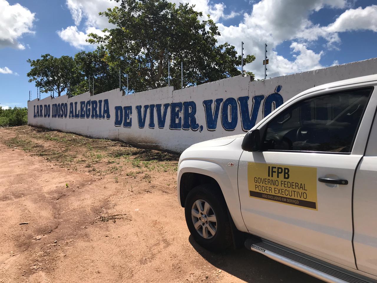 itabaiana carro muro asilo.jpg