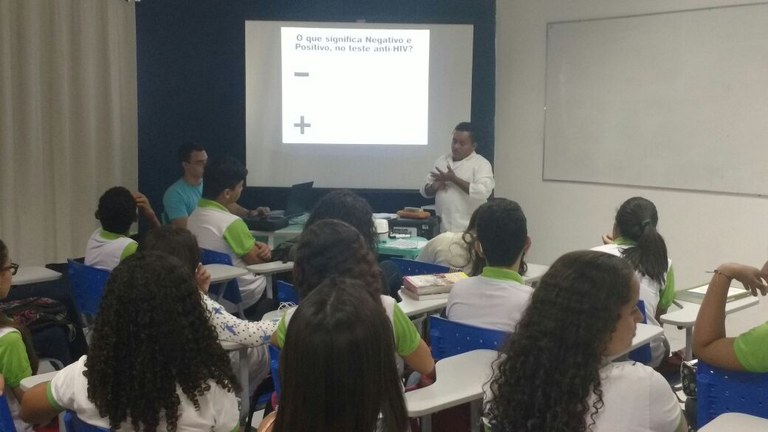 Palestra sobre DSTs feita por Técnico em Enfermagem