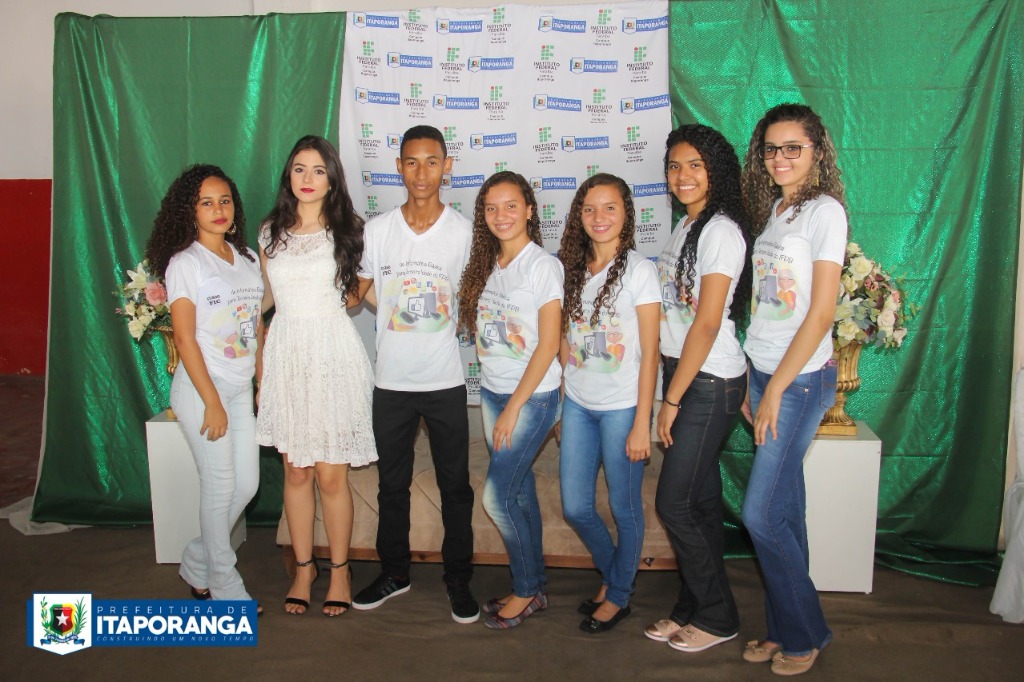 13-alunos bolsistas e voluntários.jpg