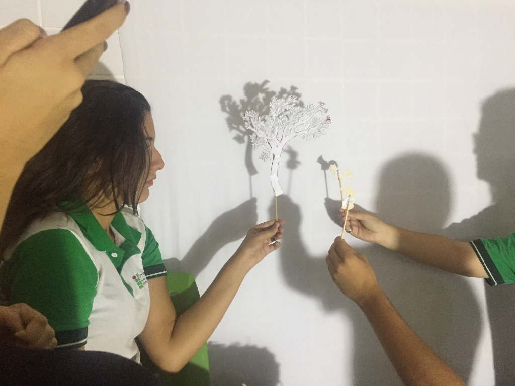 Projeto de Extensão - Teatro de Sombras (4).JPG