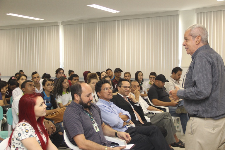 Palestra de historiador renomado no Campus Itaporanga (16).jpeg