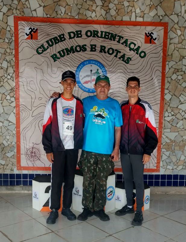 Alunos com o professor Abdallah.jpg