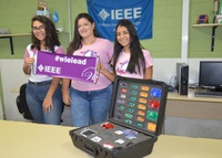 Wie.JPG Wie - Maria Isabelle Freire (tesoureira), Iasmim Palma (presidente) e Júlia Leite (vice-presidente)