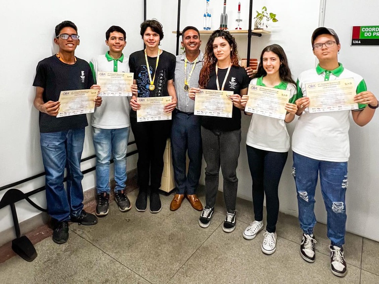 Alunos medalhistas no OBA_IFPB_Campus João Pessoa.jpeg