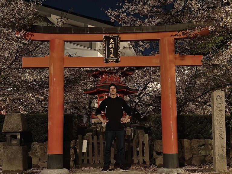 Sammuel na frente de templo, em Osaka.jpeg