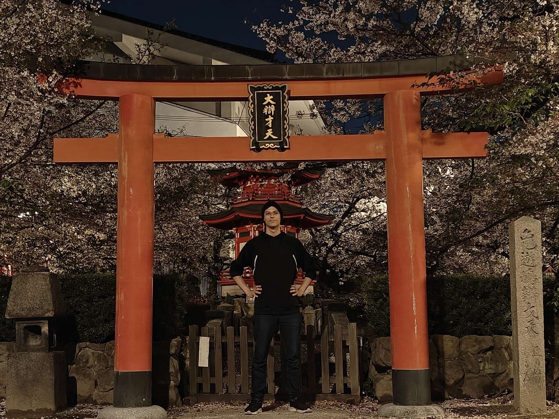 Sammuel na frente de templo, em Osaka.jpeg