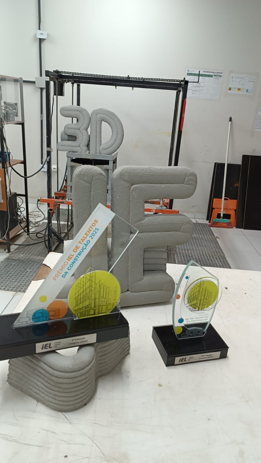 Prêmio IEL - Impressora e Troféu.jpeg