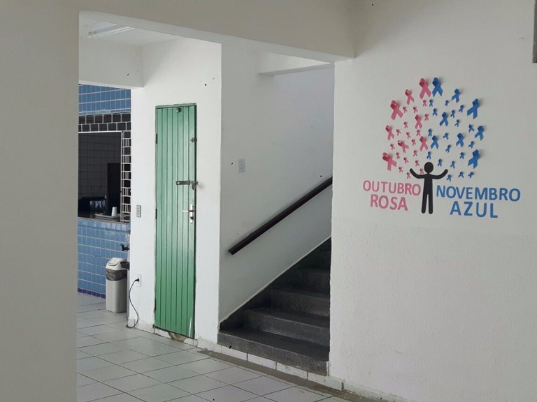 Árvore no prédio da Avenida Almirante Barroso