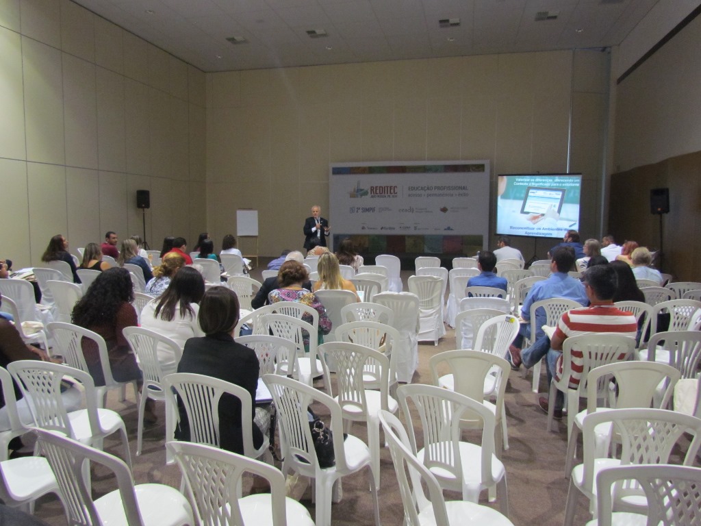 Participantes do EEAD durante a palestra do Professor Klaus Schlünzen.JPG