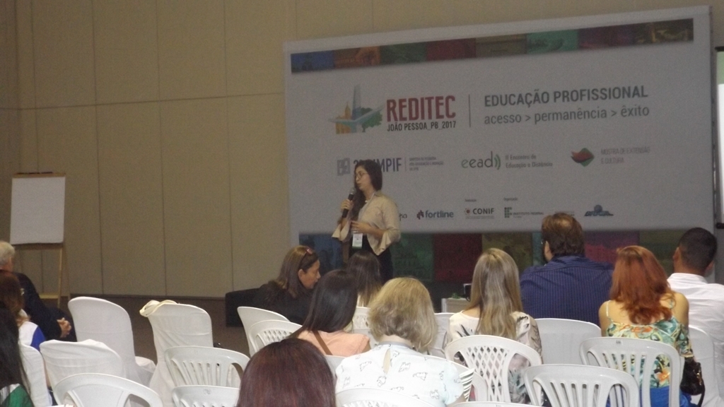 Prof Mônica Pereira falou sobre os desafios da EaD nos dias atuais.JPG