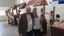 Reitor durante visita a feira criativa.JPG