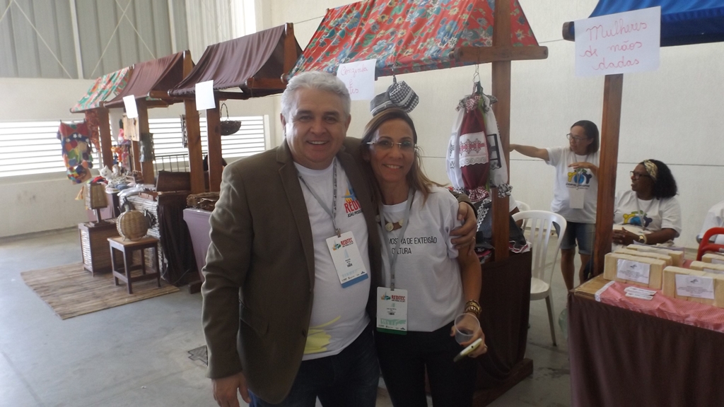 Reitor durante visita a feira criativa.JPG