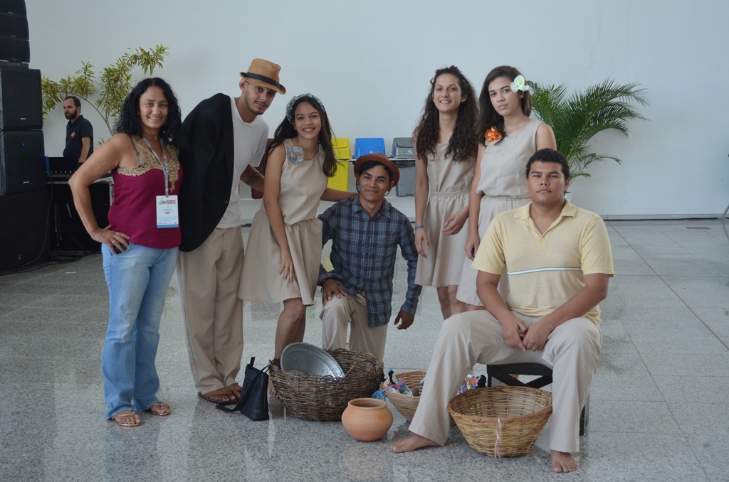 Grupo cultural após apresentação na mostra de extensão.jpg
