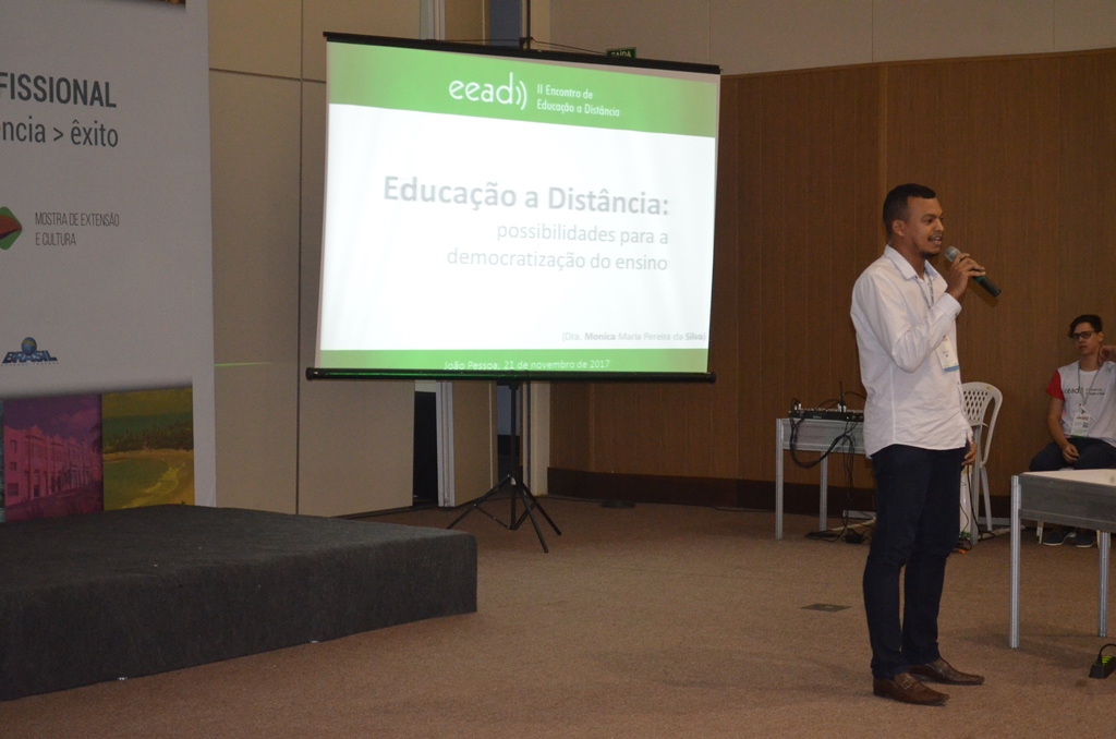 Diretor de EAD Francisco Assis durante a abertura do encontro.JPG