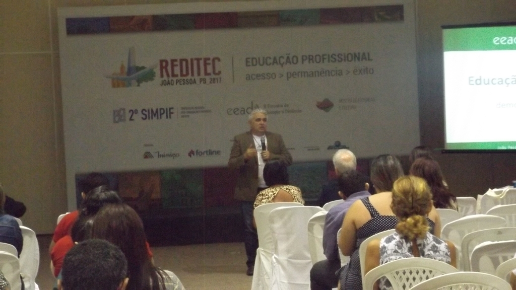 Reitor Nicácio dá as boas vindas aos participantes do encontro de EaD.jpg