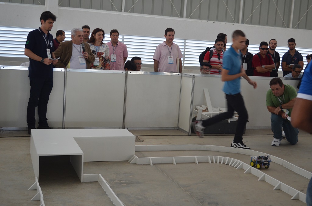 O Reitor Nicácio Lopes conferiu o primeiro dia da competição de robótica.jpg